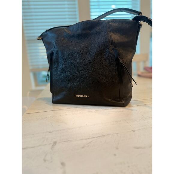 Michael Kors Black Leather Shoulder Bag with Gold Accents - Picture 3 of 11